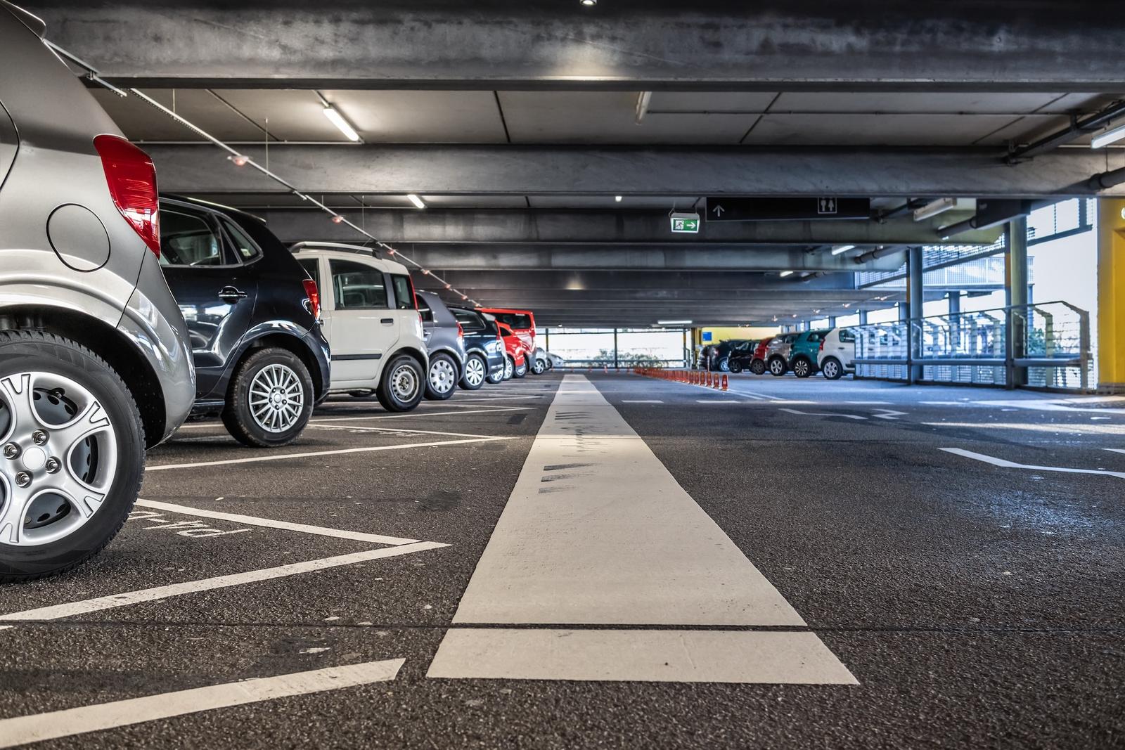 Vjezd do areálu s chytrým řízením přístupu pomocí systému Parking Guard Drive