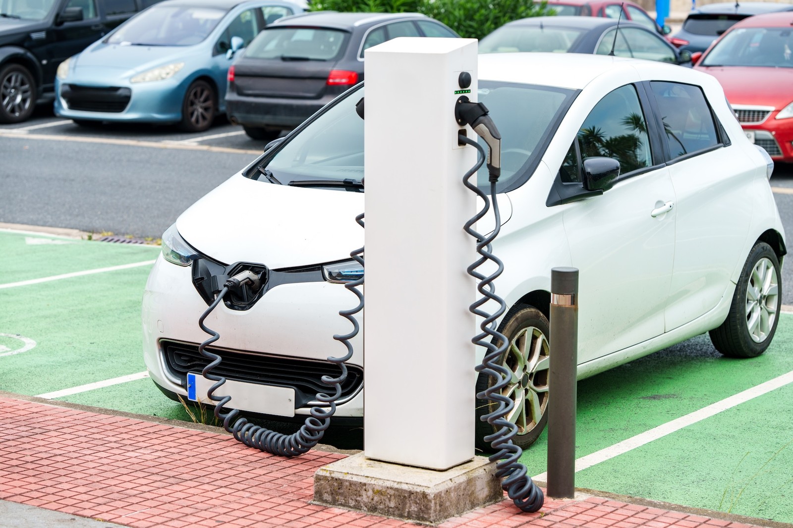 EV nabíjecí stanice s chráněným parkovacím místem pomocí systému Parking Guard