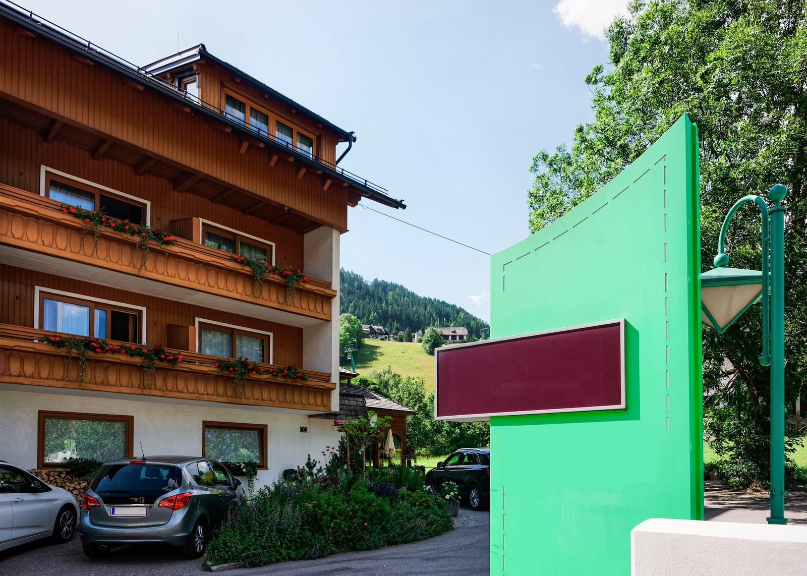 Parkování u hotelu s vyhrazeným parkovacím místem připraveným pro hosty