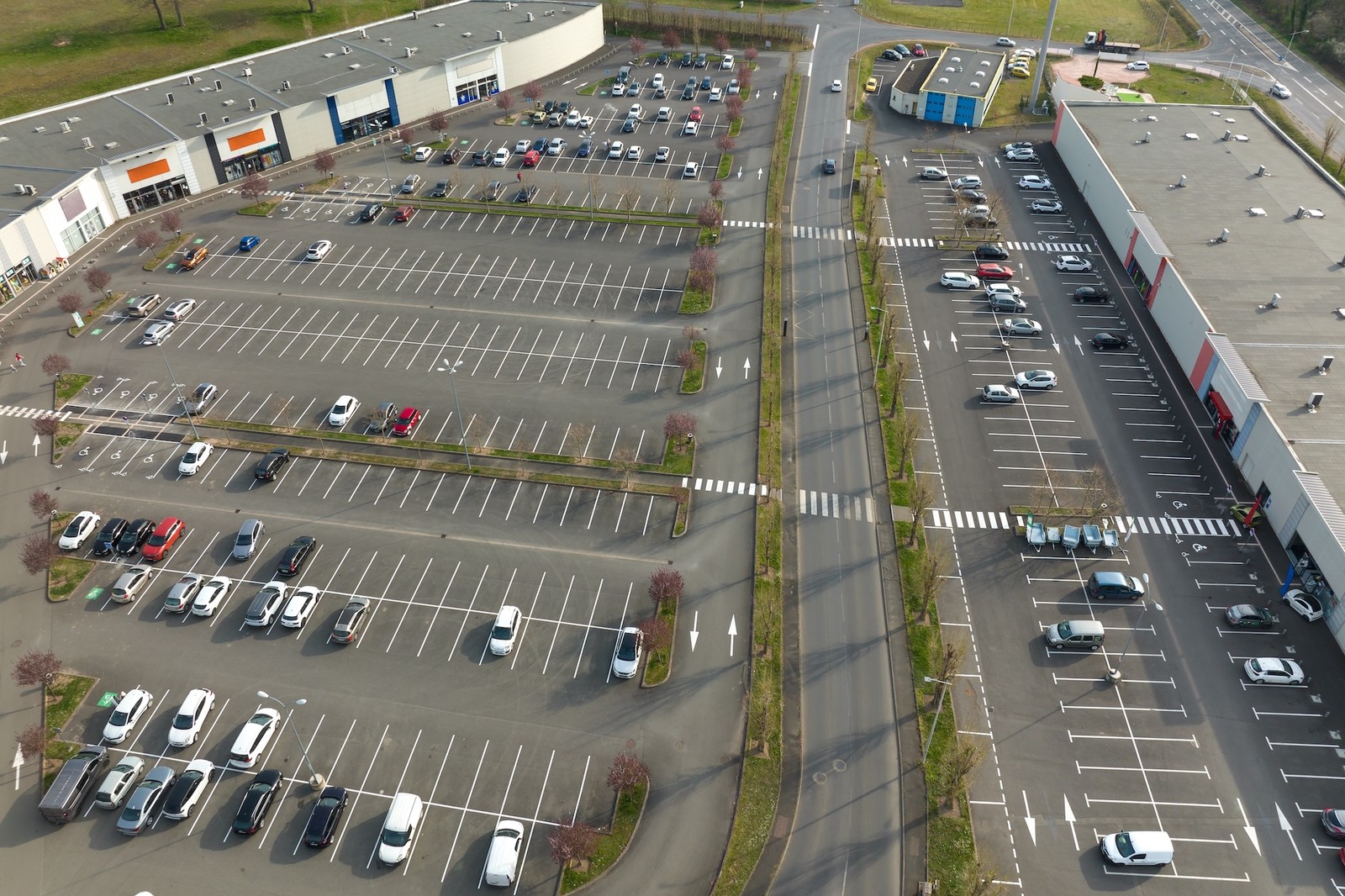 Parkování u business centra se správou vyhrazených míst pro nájemce, zaměstnance a návštěvy