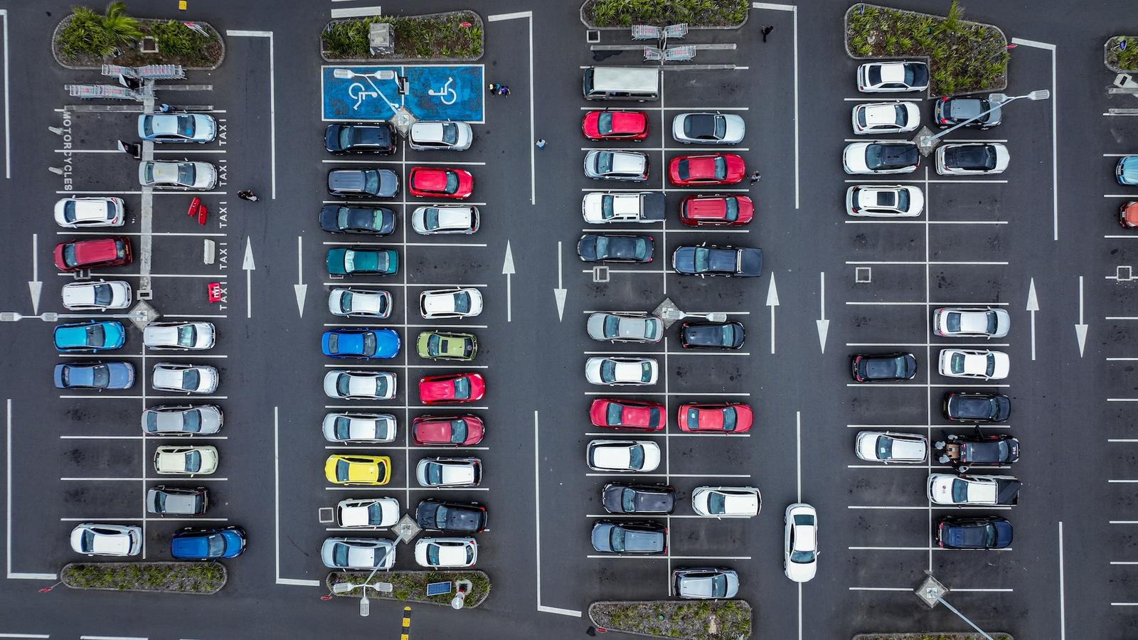 Firemní parkoviště s automatickou parkovací zábranou Parking Guard Power pro řízený přístup