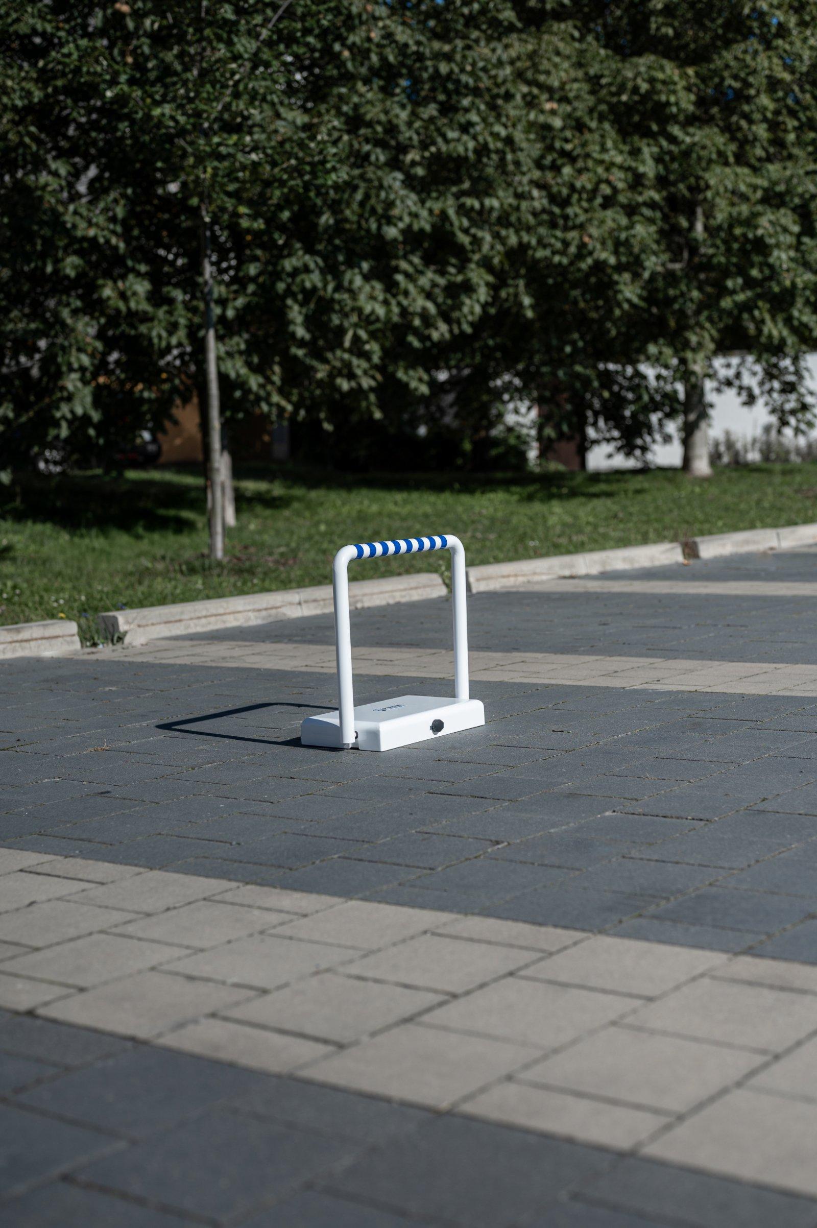 Parkovací zábrana Parking Guard na parkovacím místě