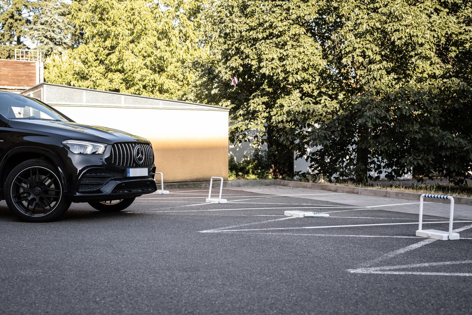 Ovládání parkovací zábrany Parking Guard přes mobilní aplikaci přímo z auta